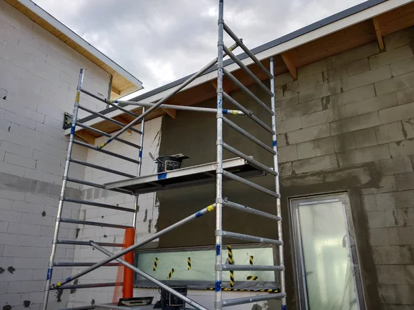 Gevel van wit blok gebouw in aanbouw werken. — Stockfoto