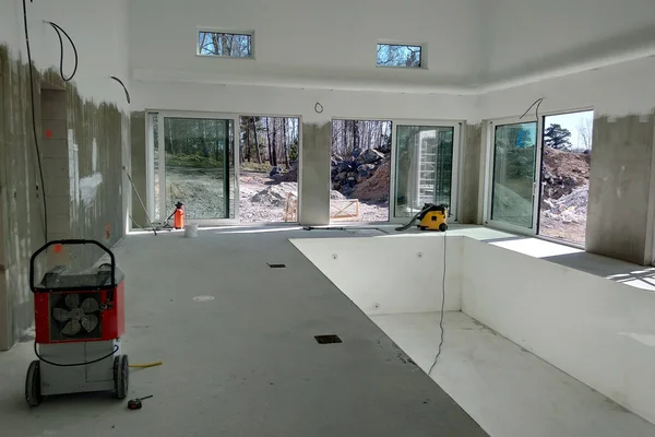 Interior de uma casa com grande piscina em obras de renovação — Fotografia de Stock