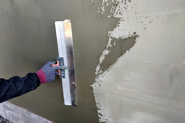 工人用胶水溶液覆盖绝缘墙 — 图库照片