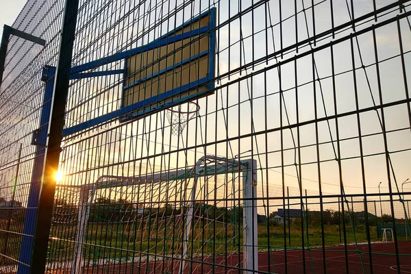 Im Freien Mini-Fußball- und Basketballplatz mit Balltor und B — Stockfoto