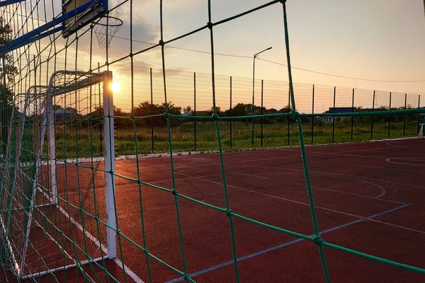 Im Freien Mini-Fußball- und Basketballplatz mit Balltor und B — Stockfoto