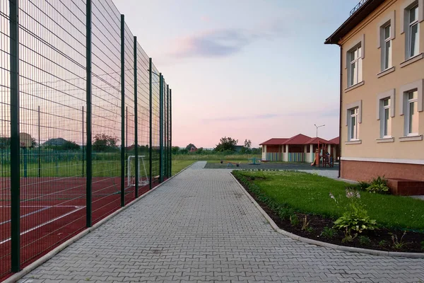 Skola av förskola byggande gård med basket domstol omger — Stockfoto