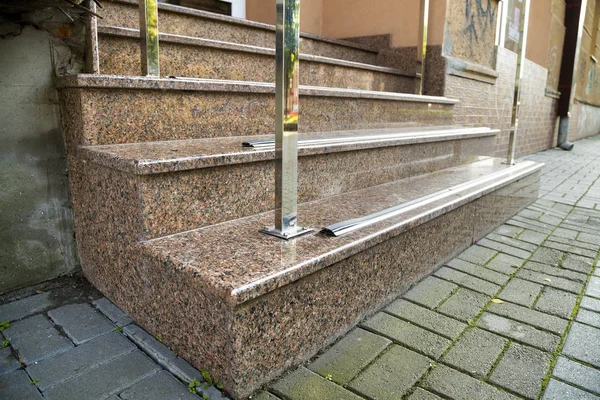 Detal fasady domu. Nowe schody z granitu z metalowymi balustrady — Zdjęcie stockowe