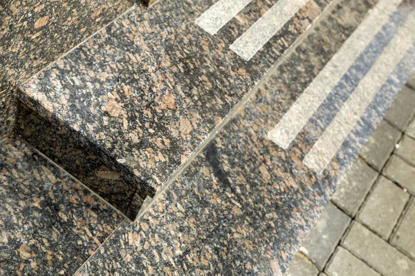 Detail of a house facade. New granite stairs. — Stock Photo, Image