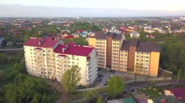 Yeşil yerleşim alanındaki çok katlı apartmanın havadan görünüşü.