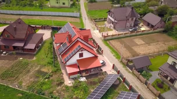 住宅区房屋的空中景观 屋顶上有太阳能电池板 — 图库视频影像