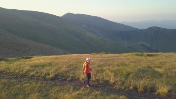 Escursionista Turistico Con Zaino Giacca Arancione Piedi Sul Sentiero Montagna — Video Stock