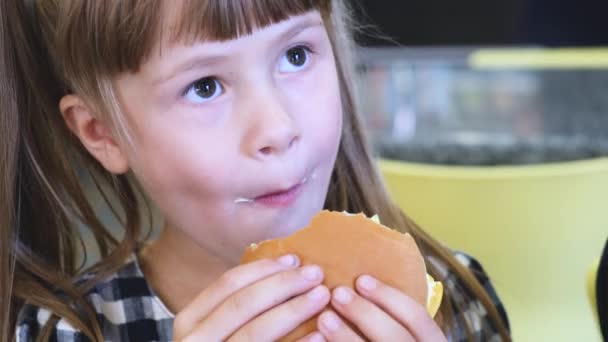 Bella Bambina Che Mangia Fast Food Ristorante — Video Stock