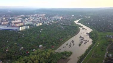 Ukrayna 'nın Ivano-Frankivsk şehrindeki bir nehrin havadan görünüşü. Şehir manzarası.