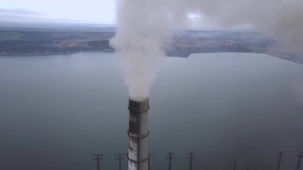 Letecký Pohled Vysoké Komínové Trubky Šedým Kouřem Uhelné Elektrárny Výroba — Stock video