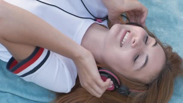 Красивая Девушка Подросток Рыжими Волосами Слушающая Музыку Наушниках — стоковое видео