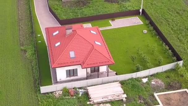 プライベートハウスとフェンスの周りの庭の空中ビュー — ストック動画