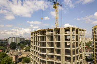 Apartman veya ofis yüksek beton bina yapım aşamasında.