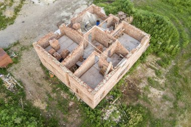 Gelecekteki ev için şantiye havadan görünümü, tuğla bodrum fl