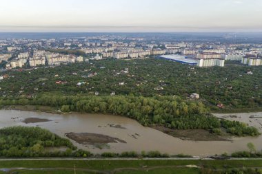 Yerleşim alanı ve su ile Ivano-Frankivsk şehir havadan görünümü