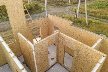 Yeni ve modern modüler ev inşaatı. Co yapılan duvarlar