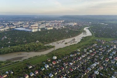 Yerleşim alanı ve su ile Ivano-Frankivsk şehir havadan görünümü