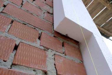Sert strafor yalıtkan tuğla ev duvarının yakın çekim detayı