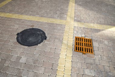 Taş asfalt sidewa yağmur suyu için eski paslı metal oluk
