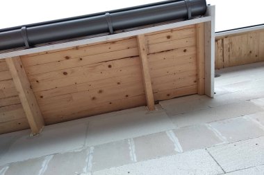 Bitmemiş duvar ve ahşap ile yapım aşamasında Bina fasade