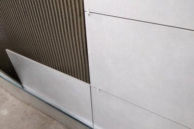 Harç tutkal üzerine duvar seramik karo montajı.