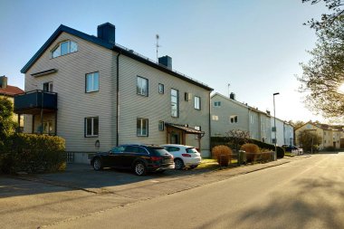 Araba ikamet sakin kırsal alanda caddenin bir tarafında park