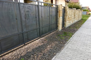 Doğal taş çit veya duvar yakınında çimento levha kaldırım.