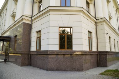 Granit duvar yüzeyi ile bir bina cephe parçası. Natu