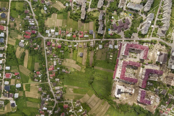 Aerial view of town or city with rows of buildings and curvy str — Stock Photo, Image