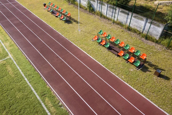 Vista superior de pistas de corrida vermelhas e gramado de grama verde. Infraestrutura — Fotografia de Stock