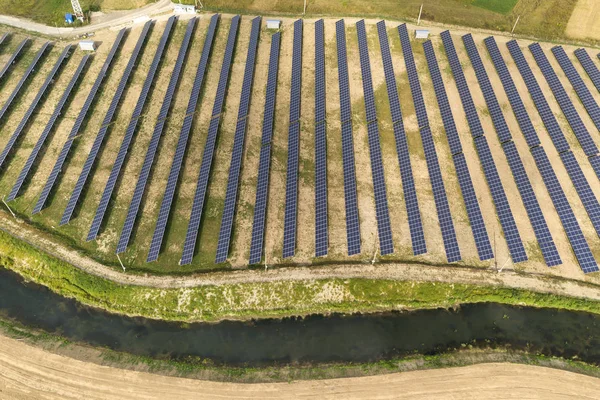 Vue aérienne de la centrale solaire. Panneaux électriques pour la production — Photo