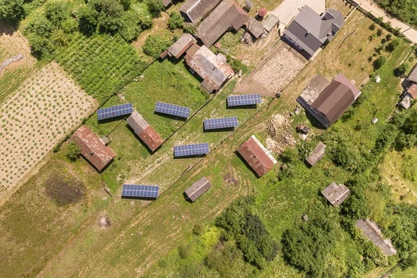 Veduta aerea dei pannelli solari nella zona rurale . — Foto Stock
