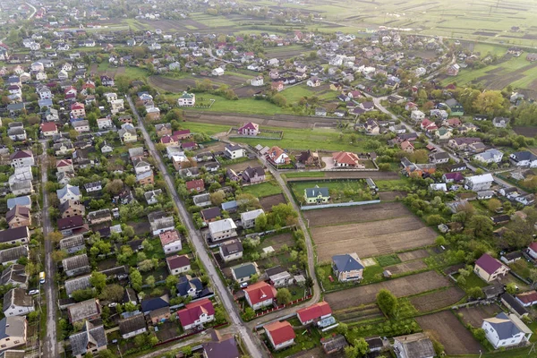住民の列を持つ小さな町や村の空中風景 — ストック写真