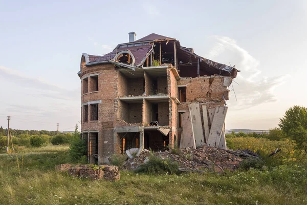 Old ruined building after earthquake. A collapsed brick house . — Stock Photo, Image