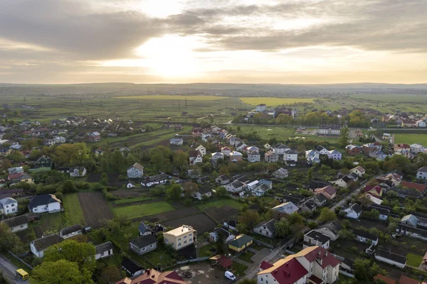 Paisaje aéreo de pequeña ciudad o pueblo con filas de residentes — Foto de Stock