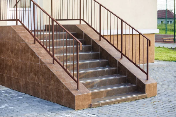 Бетонные лестницы, покрытые керамической плиткой с металлическими перилами о — стоковое фото