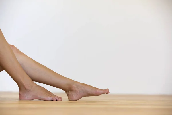 Kvinna nakna fötter på golvet. Ben vård och hud behandling conce — Stockfoto