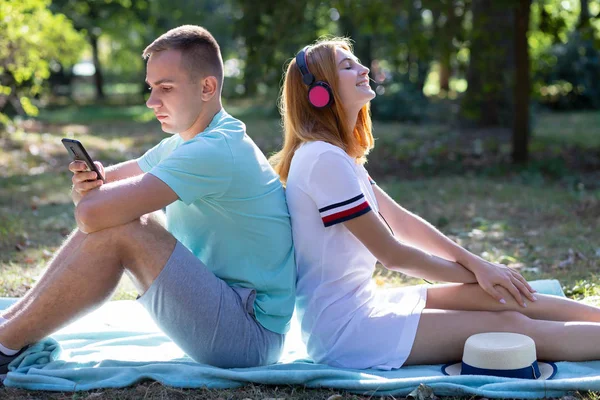 Jovem casal adolescente se divertindo ao ar livre no parque de verão. Menina wi — Fotografia de Stock