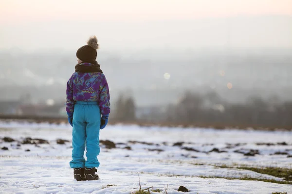 Kleine kind jongen staande buiten alleen op sneeuw bedekt winter — Stockfoto