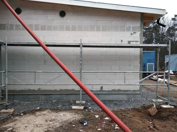 Facciata di blocco bianco edificio in costruzione . — Foto Stock