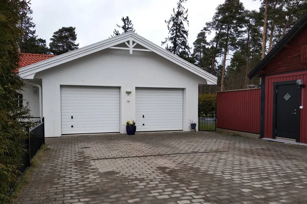 Blanco nuevo garaje para dos coches y granero de madera en casa privada y — Foto de Stock