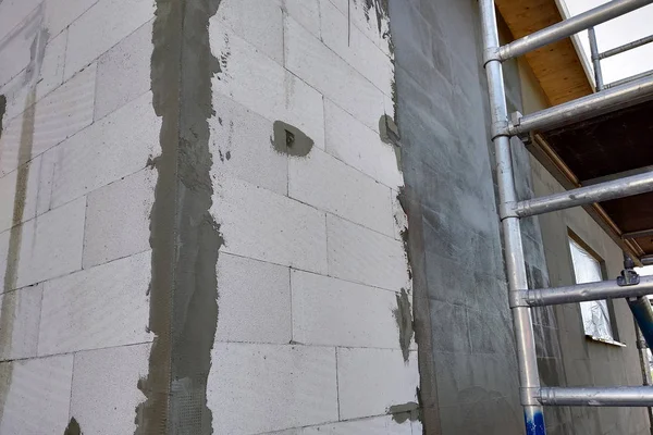 Facciata di blocco bianco edificio in costruzione . — Foto Stock