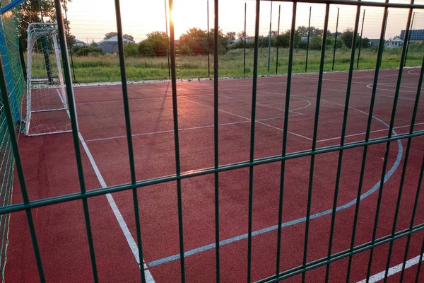 Im Freien Mini-Fußball- und Basketballplatz mit Balltor und B — Stockfoto