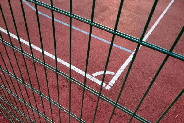 Close-up de linhas de marcação branca de campo de basquete ao ar livre fenc — Fotografia de Stock