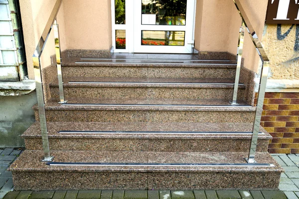 Detal fasady domu. Nowe schody z granitu z metalowymi balustrady — Zdjęcie stockowe