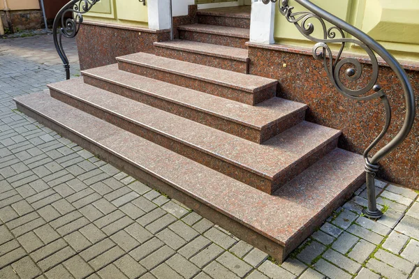 Detalj av en hus fasad. Nya granit trappor med metallräcken — Stockfoto