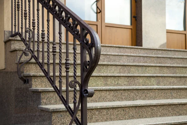 Detalhe de uma fachada de casa. Novas escadas de granito com grades de metal — Fotografia de Stock