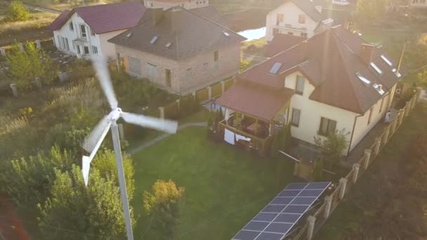 Vista Aérea Uma Casa Particular Residencial Com Painéis Solares Telhado — Vídeo de Stock