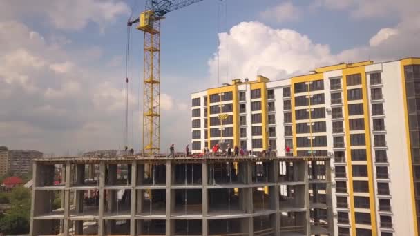 在新混凝土住宅楼建筑工地工作的建筑工人 — 图库视频影像
