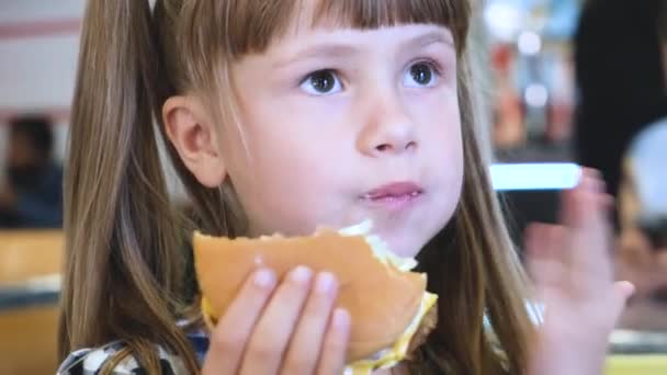 Όμορφο Παιδί Κορίτσι Τρώει Φαστ Φουντ Στο Εστιατόριο — Αρχείο Βίντεο